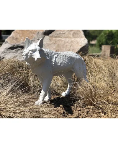 Loup blanc en résine polyester, résistant aux intempéries.
