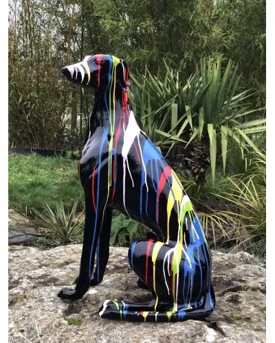 Statue d'un Lévrier whippet Trash noir à taille réelle en résine polyester, résistant au gel, à la pluie et au soleil.