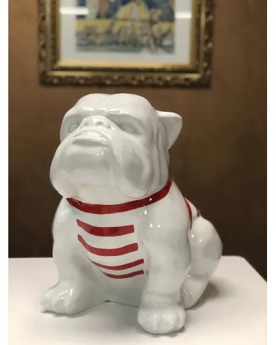 Bulldog assis MARIN rouge en résine polyester résistant au gel, à la pluie et au UV du soleil.