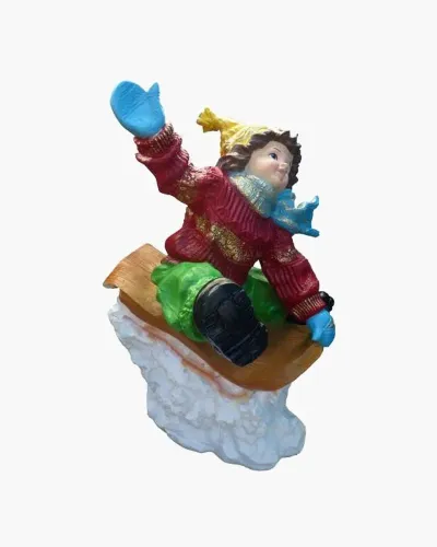 Garçon sur un traîneau en résine polyester résistant au gel, pluie et au soleil. Déco et Artisanat - 1