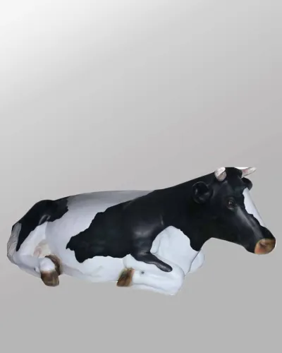 Vache couchée réaliste - Déco et Artisanat - 1