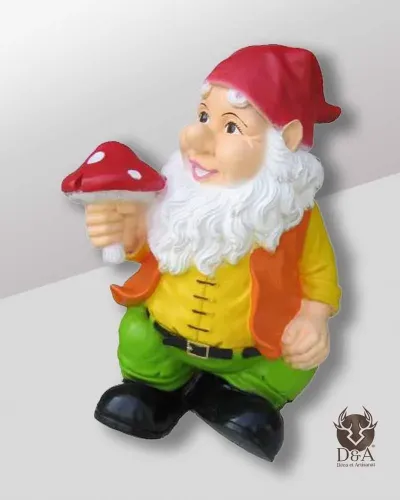 Nain de jardin assis avec un champignon