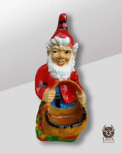 Nain de jardin avec un panier