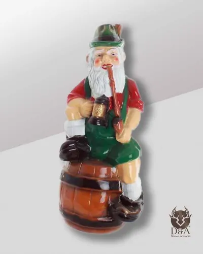 Nain de jardin d'un bavarois sur tonneau