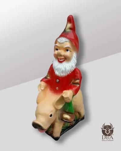 Nain de jardin sur un cochon