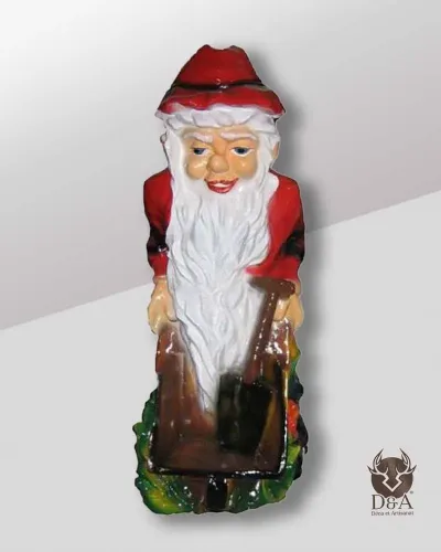 Nain de jardin avec une pelle