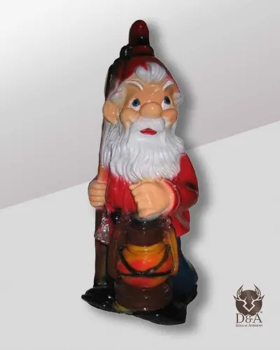 Nain de jardin avec une lampe