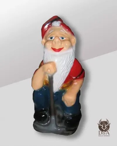 Nain de jardin assis sur un rocher