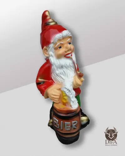 Nain de jardin avec un fût de bière