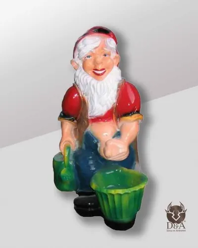 Nain de jardin avec des seaux