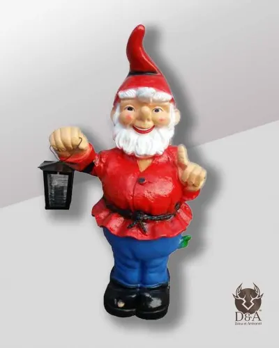 Nain de jardin doigt levé avec une lanterne