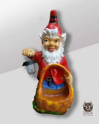 Nain de jardin avec panier en osier