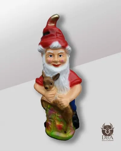 Nain de jardin tenant un faon