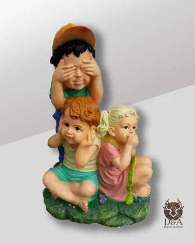 Trois enfants joueurs