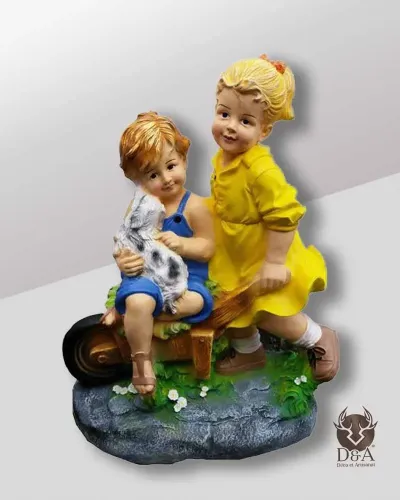 Enfants jouant avec une brouette