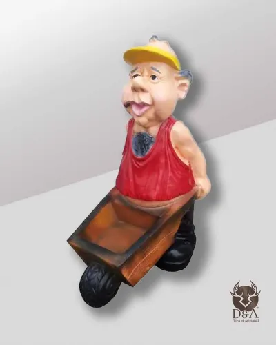 Homme avec une brouette