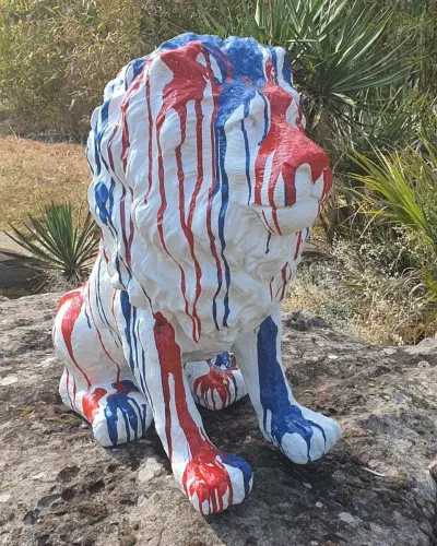 Sitzender Löwe, weißer Abfall, Rot und Blau - Déco et Artisanat - 1