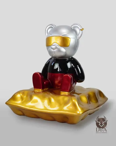 Bär mit Brille sitzt auf einem Kissen Déco et Artisanat - 1