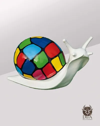 Harsbeeld en sculptuur van een veelkleurige slak