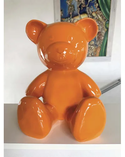 Estátua de resina de um ursinho Dior sentado ideal para sua decoração