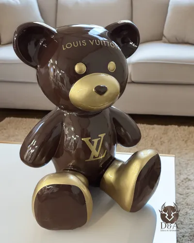 Harzstatue eines sitzenden Louis Vuitton Teddybären, ideal für Modesüchtige