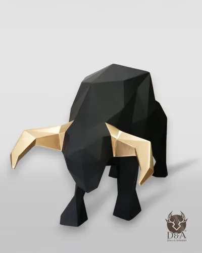Estatua de diseño de un toro de origami de tamaño natural.