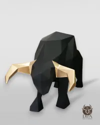 Estatua de diseño de un toro de origami de tamaño natural.