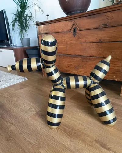 Estatua y escultura decorativa en resina de un Perro Globo RAYE Oro