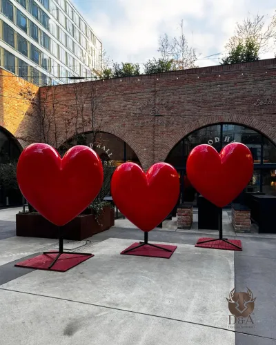 Estátua de coração em resina - decoração contemporânea de interiores e exteriores